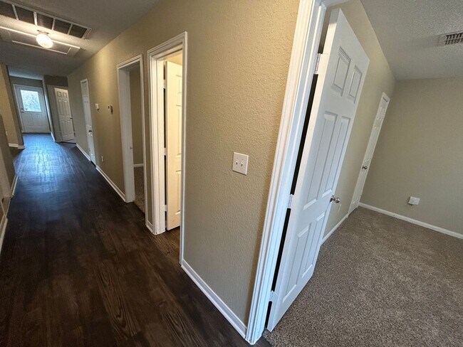 Foto del edificio - Beautiful 3 Bedroom / 2 Bath Home Near Lac...
