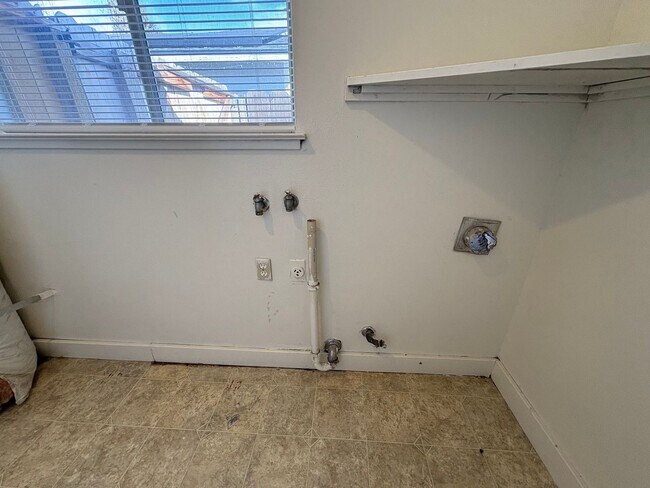 Foto del edificio - Spacious SW Visalia home Rent Ready!