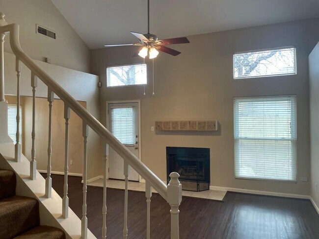 Foto del edificio - 11702 Brettwood Cir