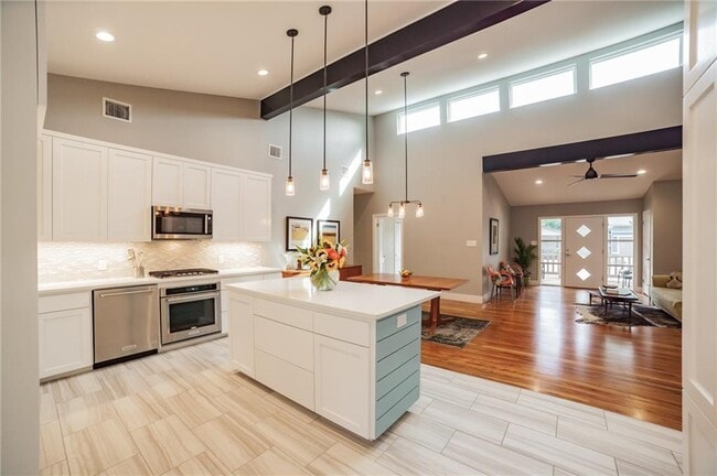 Building Photo - 1806 Romeria Dr