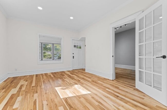 Building Photo - 606 Cromwell Ave