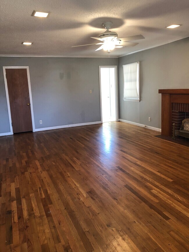 Foto del edificio - Adorable 2 Bedroom, 1 Bathroom Duplex off ...