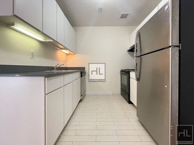 Building Photo - E. Williamsburg Affordable Full-Amenity Bl...