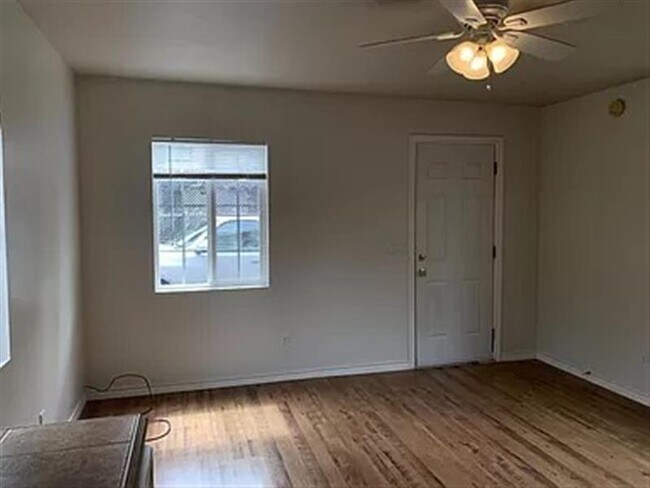 Building Photo - This very clean unit