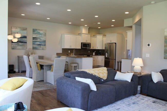 Building Photo - Beautiful Wollochet Bay 3-Bedroom Town Home
