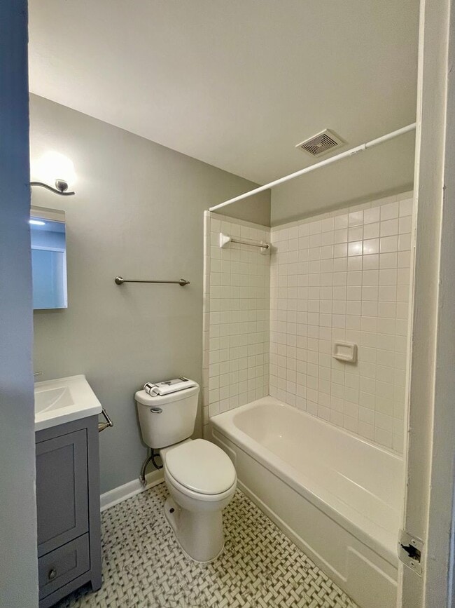 Building Photo - Newly renovated 2 bedroom apartment - Grea...
