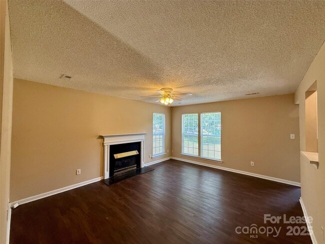 Building Photo - 7037 Breeders Cup Cir