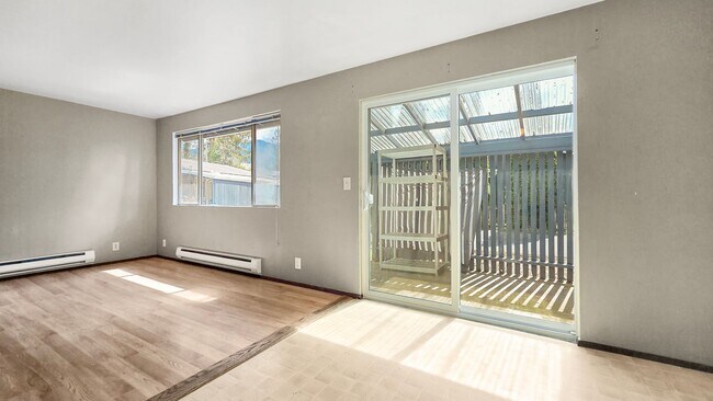 Foto del edificio - 2 Bed, 1 Bath Duplex in Prime Olde Town Issaquah Location with a Yard