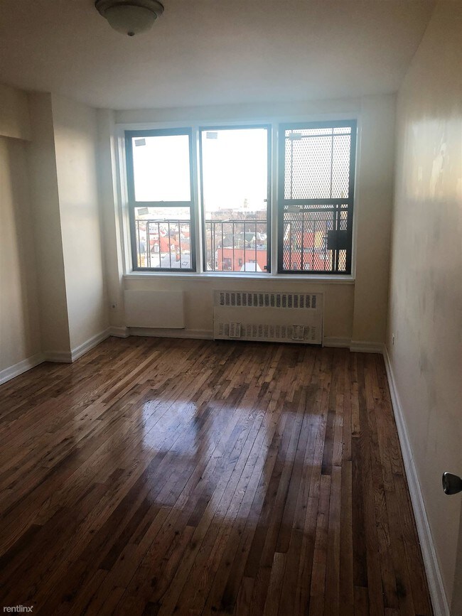 Foto del edificio - 2 br, 1 bath  - 233 Jamaica Ave