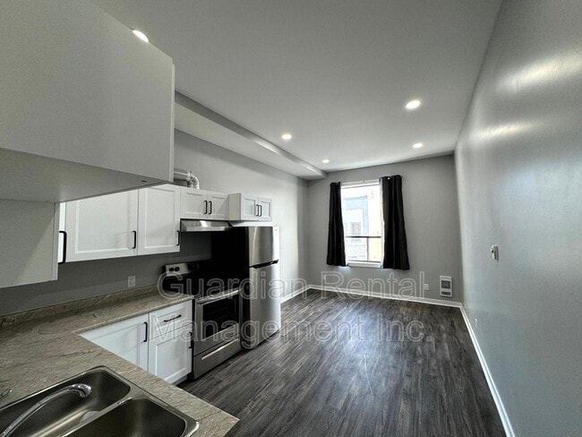Building Photo - 209 Simpson St