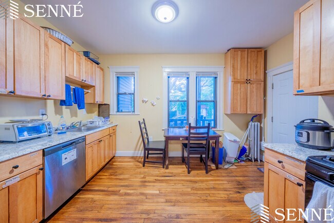 Building Photo - 114 Elm St