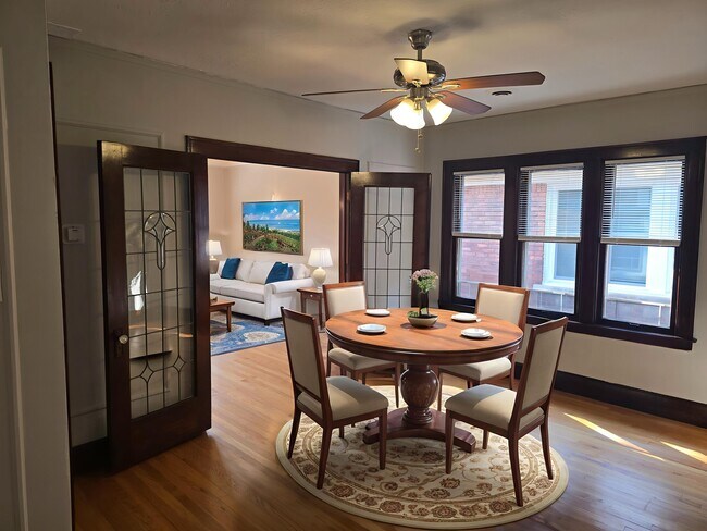 Foto del edificio - 910 Beaconsfield Ave