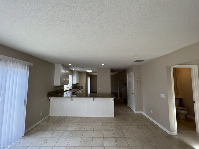 Building Photo - 4 br, 2.5 bath House - 15125 South Poppy C...