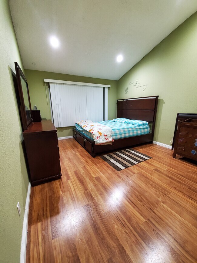 master bedroom - 36996 Meadowbrook Cmn Apartment