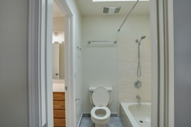 Building Photo - 1023 San Luis Cir