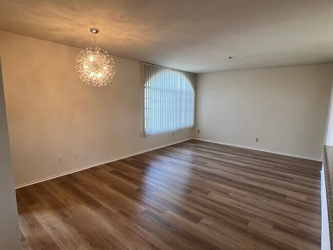 Sala de estar - 1517 Rock Glen Ave