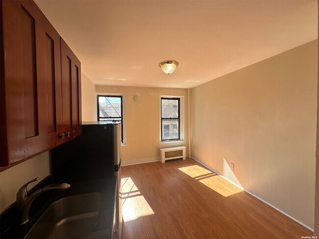 Building Photo - 589 1st Ave.