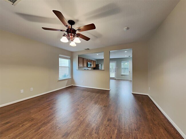 Foto del edificio - 11338 Log Cabin Ln
