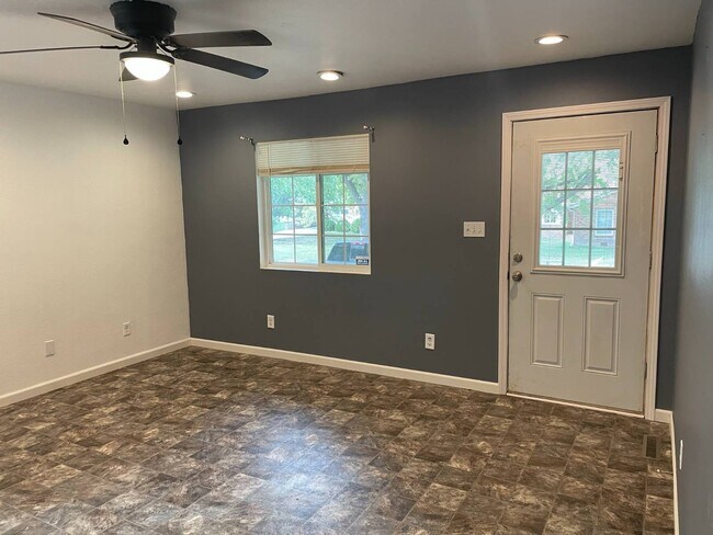 Building Photo - 608 W 8th St