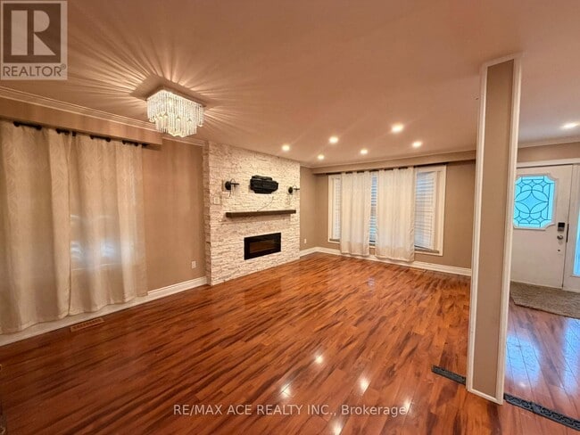 Building Photo - 48 Ronway Crescent