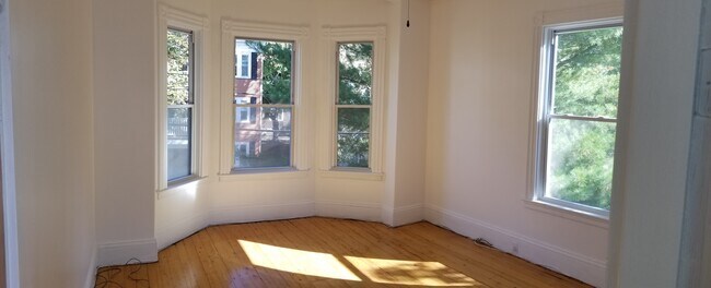 Master bedroom - bright and very spacious [pic 1 of 2] - 45 Boylston St