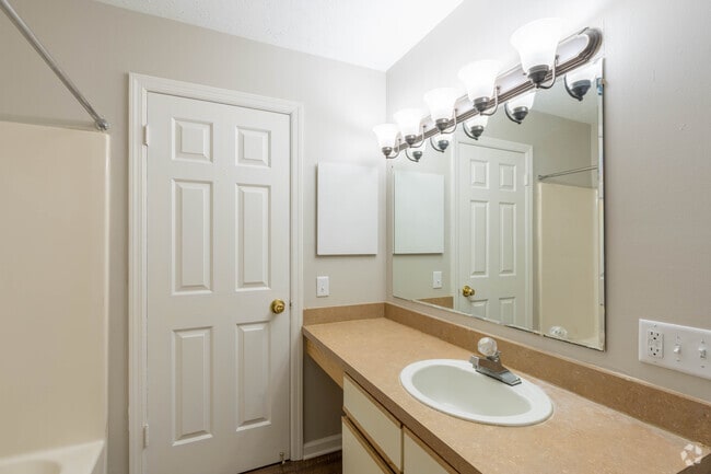 2BR, 1BA - 1,020SF - Bathroom - Woodrun Apartments