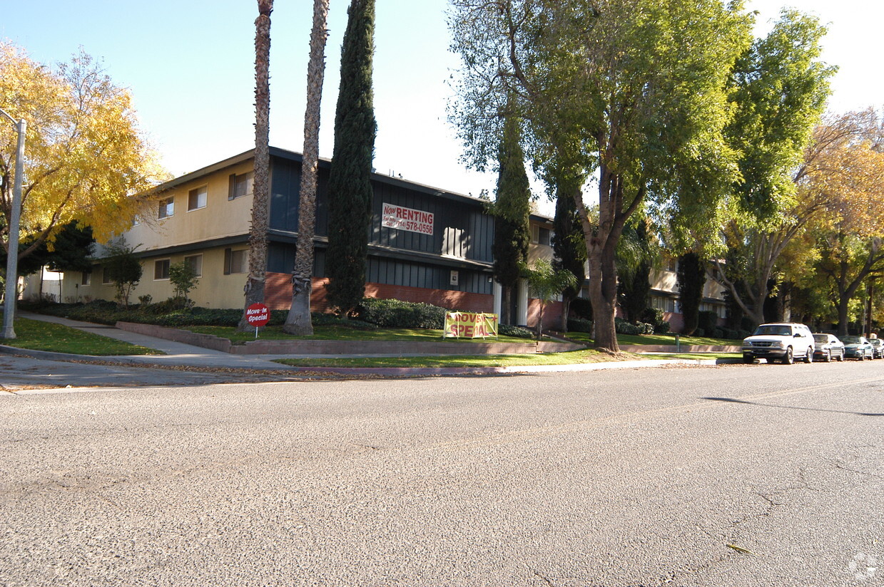 Foto del edificio - 3060 Canyon Crest Dr