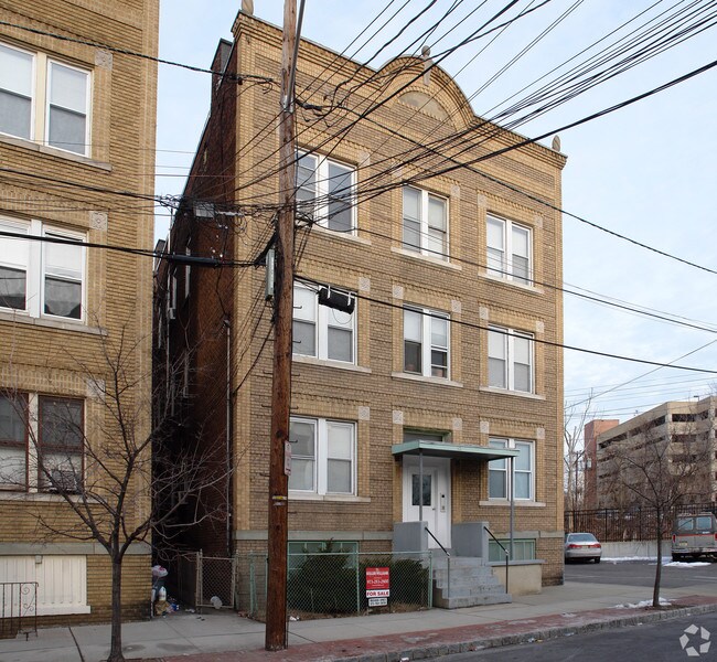 Primary Photo - 52 Sherman St