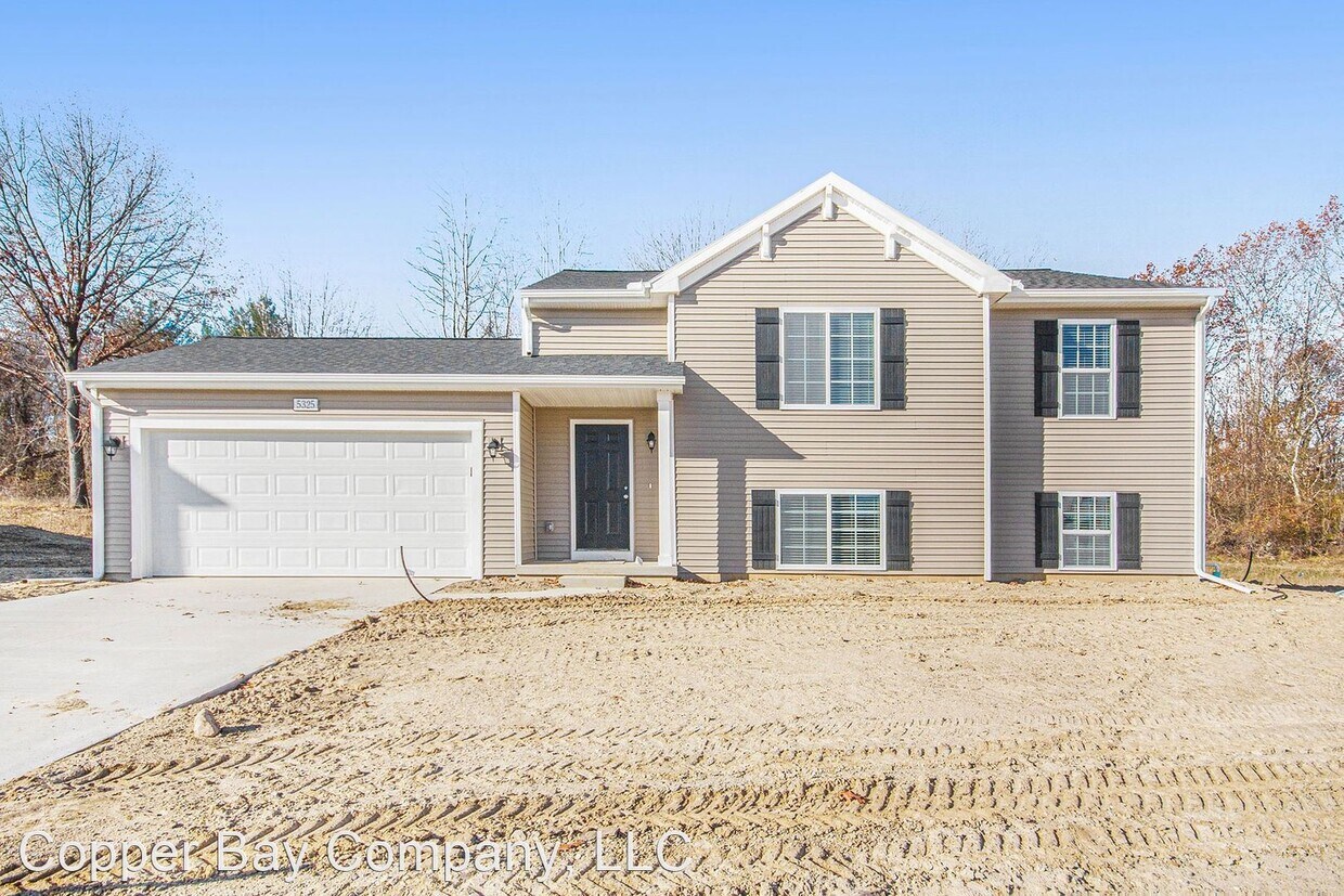 Primary Photo - 4 br, 2.5 bath House - 16287 Hemlock Street