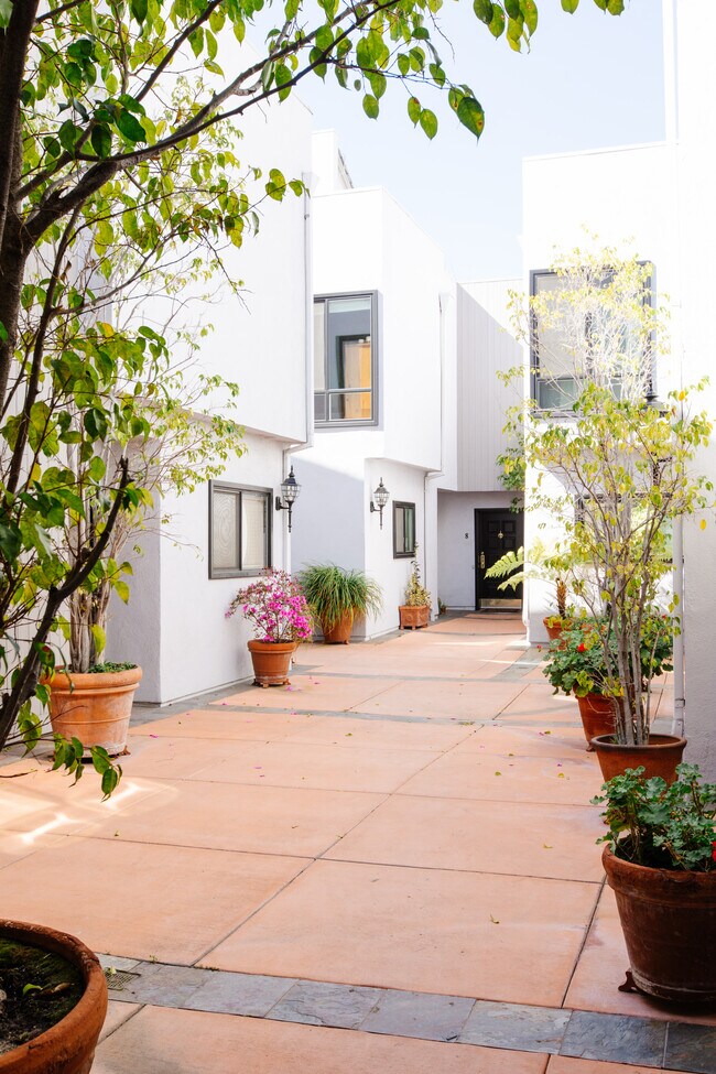 Foto del edificio - 10933 Wellworth Ave