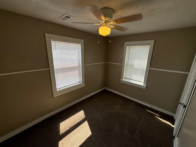 Building Photo - $875 - 3 bedroom/ 1.5 bathroom - Single Fa...