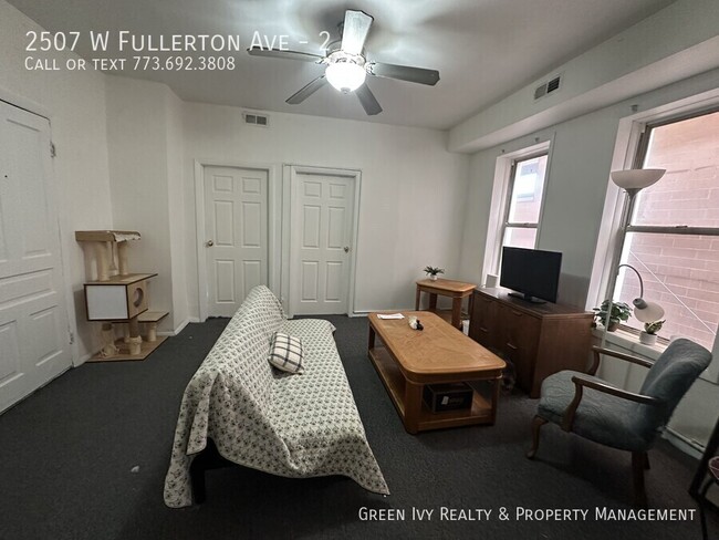 Foto del edificio - Awesome, Logan Square 4 Bed w/  Laundry In...