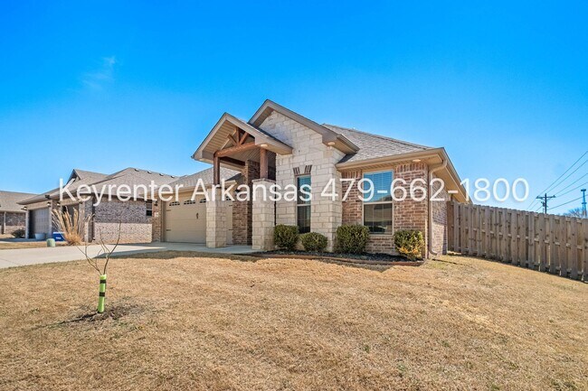 Foto del edificio - Gorgeous 4-Bedroom Home with Stainless Appliances & Pond View