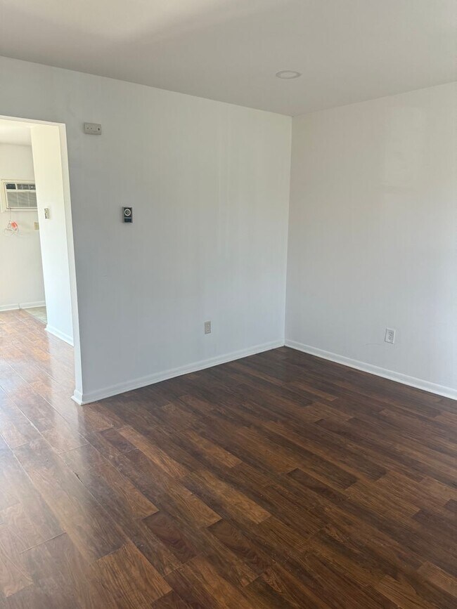 Foto del edificio - Spacious 4 Bedroom 2 1/2 bathroom Townhome