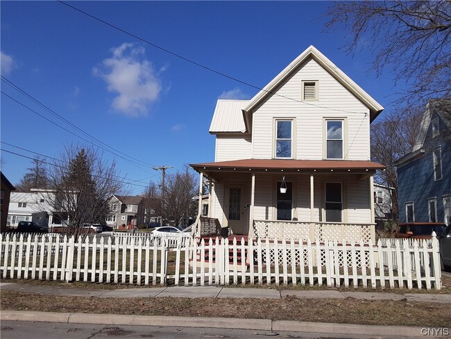 Building Photo - 133 E Lynde St