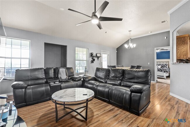 Foto del edificio - 3711 Dewitt County Ct