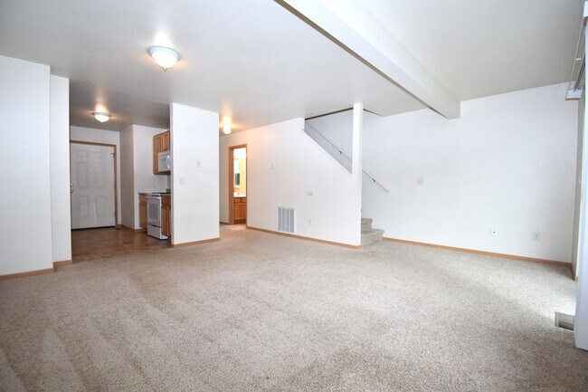 Building Photo - Townhouse Style 3 Bedroom 1.5 bathroom apartment in central Bozeman.  Great Central Location.