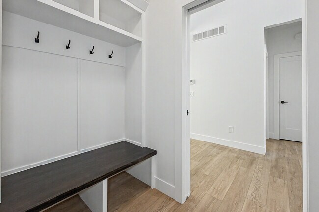 Foto del edificio - 1326 Heights Ct