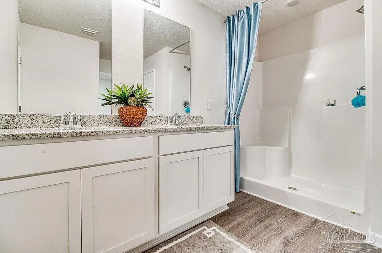 Foto del edificio - Beautiful new home with convenient access