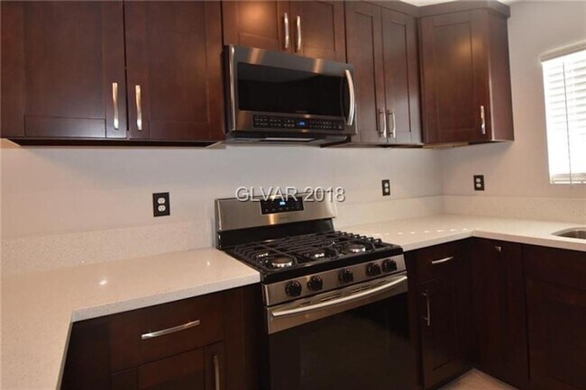 Foto del edificio - Live In The Heart Of Summerlin 2 Bed 2 Bat...