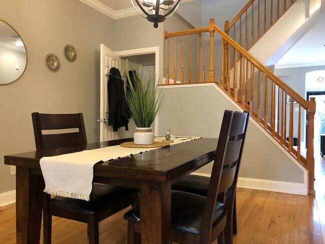 Building Photo - Fabulous 3Bed/2.5Ba Townhome - Steps from ...