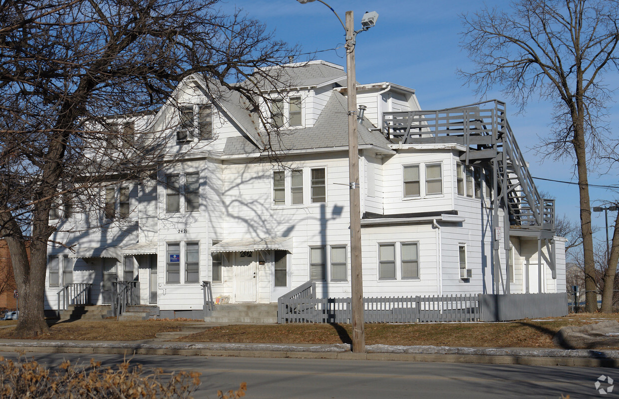 Foto del edificio - 2421 Forest Ave