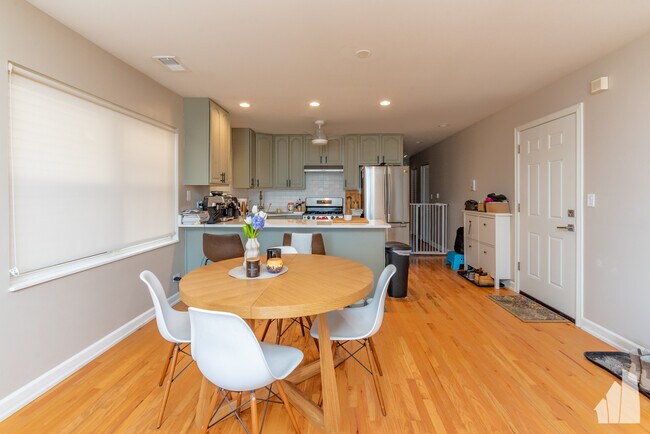 Foto del edificio - 2934 N Ridgeway Ave