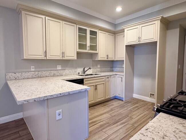Building Photo - Beautiful remodeled 3 bedroom townhome in ...