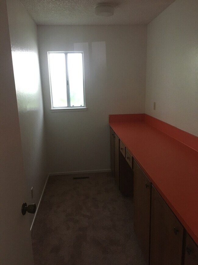 Building Photo - 3 bedroom home in fantastic neighborhood i...