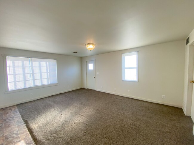 Building Photo - $500 off 1st full months rent  ***Section ...