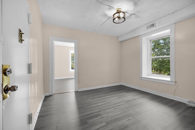 Foto del edificio - 45 Long Hill Rd