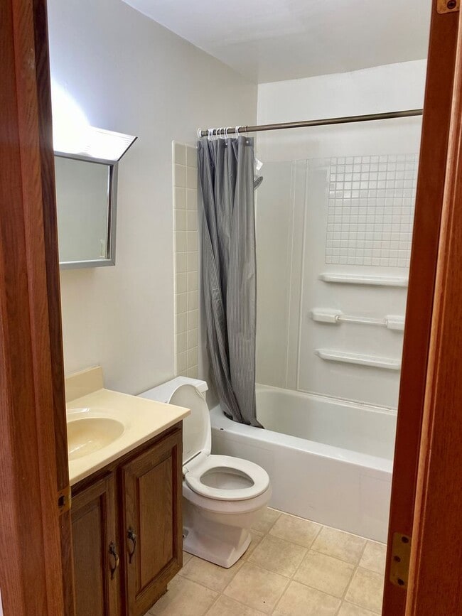Building Photo - 2 Bed/1 Bath Apartment available!  Heat and Water Included!