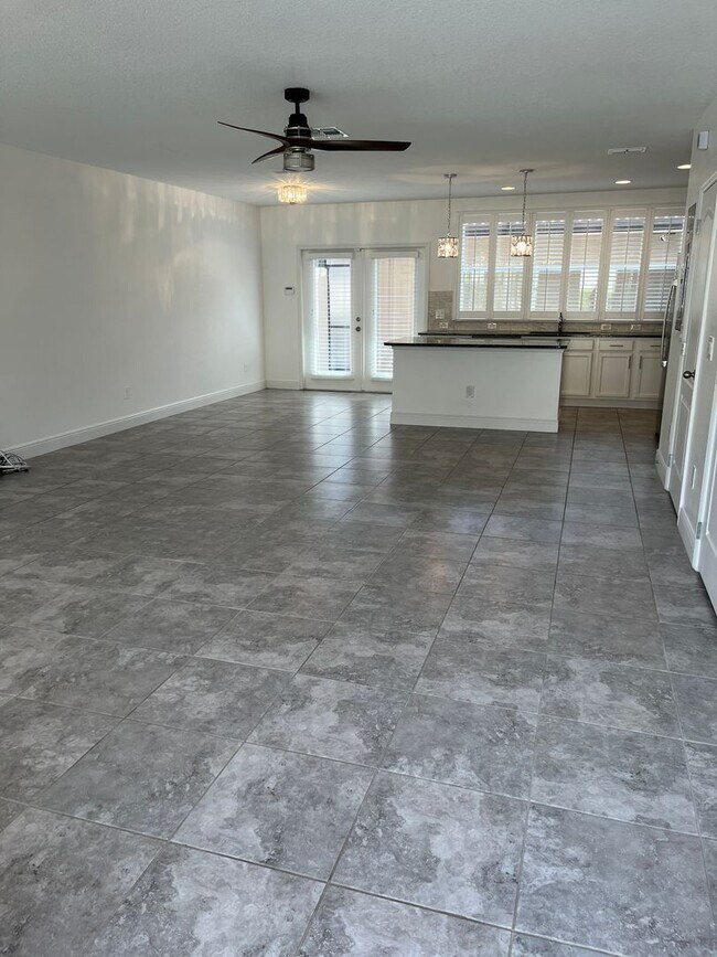 Building Photo - Stunning 3 bedroom, 2 and half bath townho...