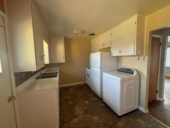 Foto del edificio - 2 BEDROOM | 1 BATH | WEST